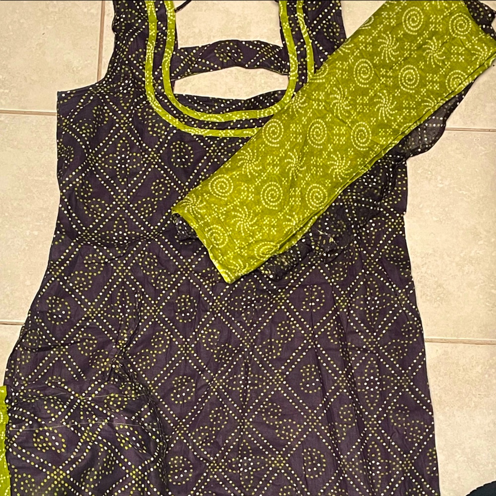Indian Chudi Dar with matching bottoms, and scarf. NEVER WORN!!!